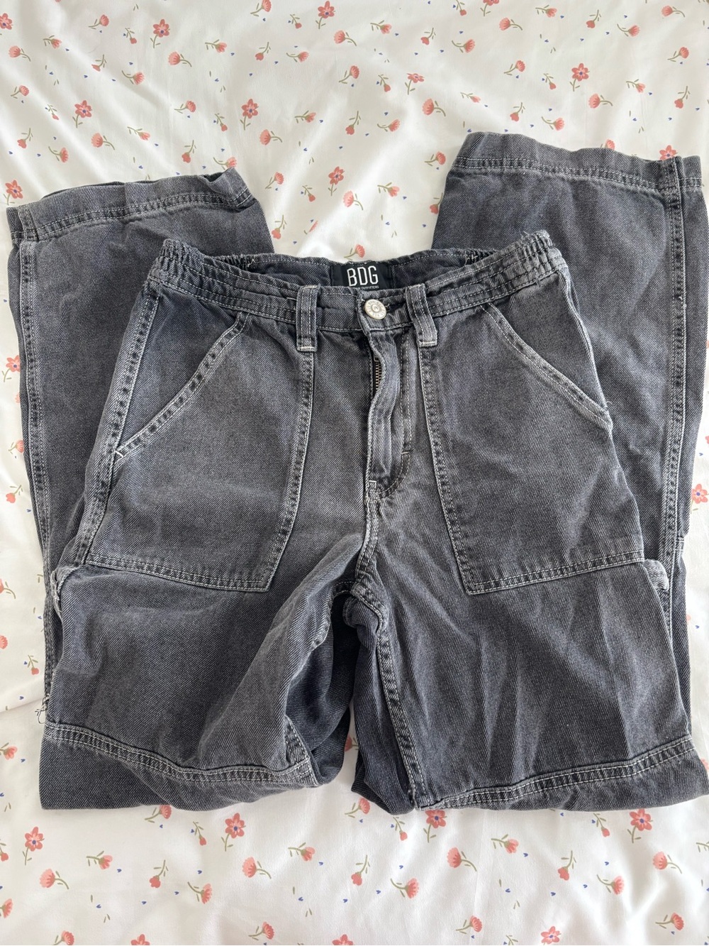 BDG charcoal black mid-low rise denim cargo jeans 𝜗𝜚